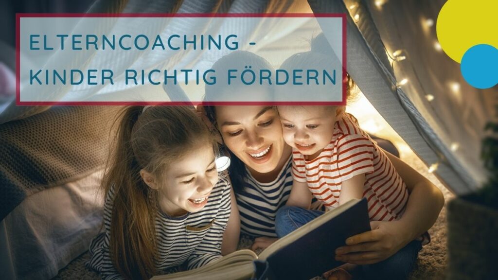 Titel - Elterncoaching - Kinder richtig fördern; Inhalt - Mutter gemütlich lesend mit zwei Kindern