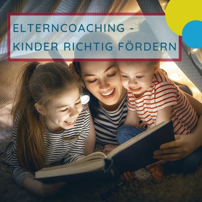Titel - Elterncoaching - Kinder richtig fördern; Inhalt - Mutter und zwei Kinder lesen gemütlich zusammen ein Buch