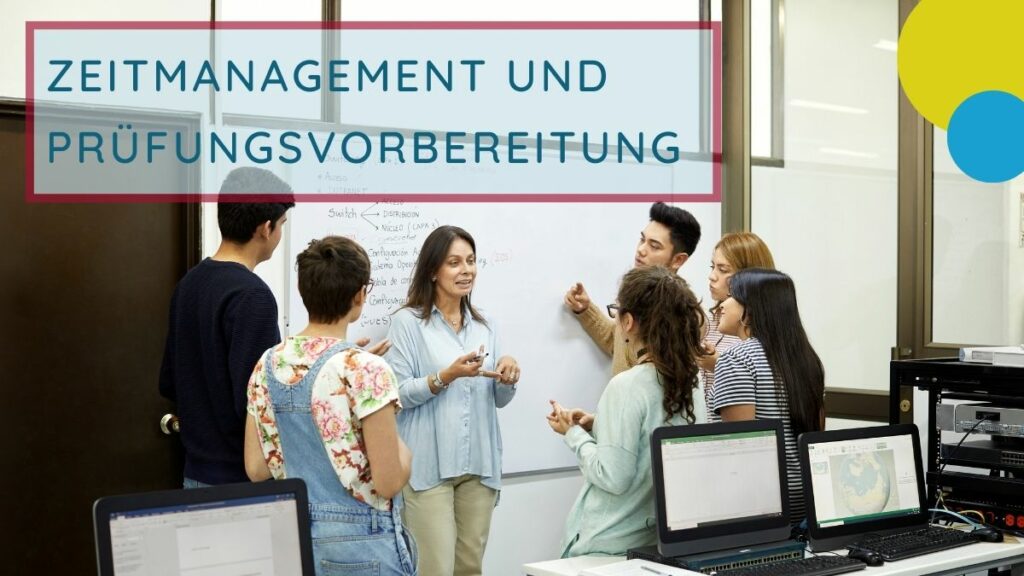 Titel - Prüfungsvorbereitung und Lernplanung; Inhalt - Gruppe junger Menschen im Gespräch in einem Klassenzimmer